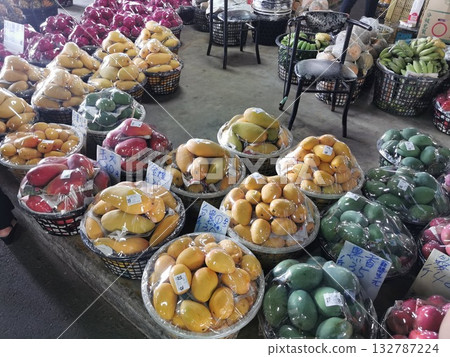 台灣玉井芒果市場的水果攤 132787224