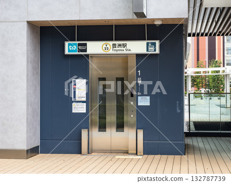 東京地鐵豐洲站,2b出口處的車站名牌 東京地鐵豐洲站,2b出口處的車站名牌 132787739