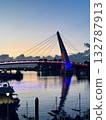 台灣新北市淡水漁人碼頭情人橋的黃昏夜景 132787913