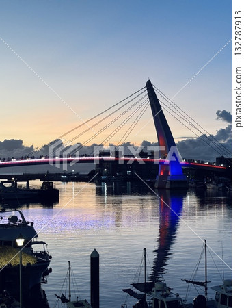 台灣新北市淡水漁人碼頭情人橋的黃昏夜景 台灣新北市淡水漁人碼頭情人橋的黃昏夜景 132787913