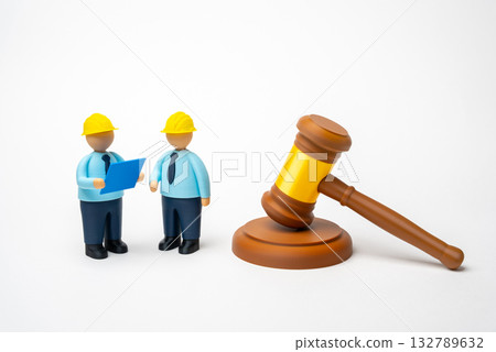 Judge's gavel and construction workers. Construction permit. Prohibitions and stoppage of work. Legal restrictions. The auction for the sale of land has been completed. Regulation in urban development Judge's gavel and construction workers. Construction permit. Prohibitions and stoppage of work. Legal restrictions. The auction for the sale of land has been completed. Regulation in urban development 132789632