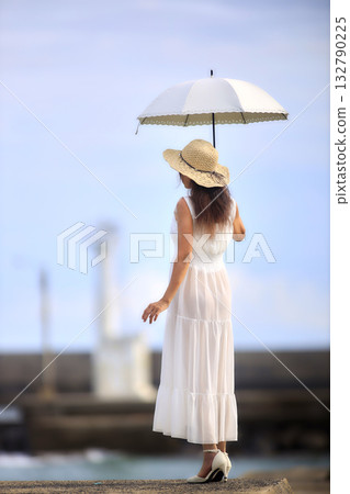 打著陽傘的女人 打著陽傘的女人 132790225