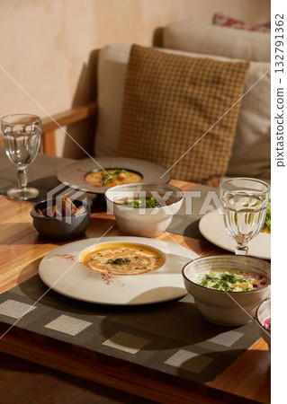 Experience an Elegant Dining Occasion Featuring Delicious Dishes and Beautiful Table Settings 132791362