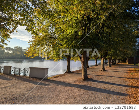 Morning in an autumn park in Cologne with a view of the lake 132791688