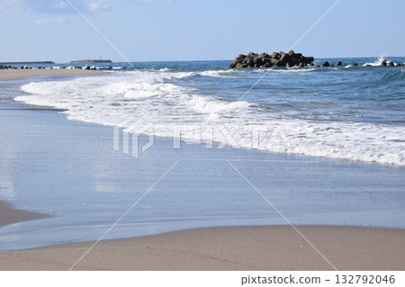 莊內海灘日本海的波濤洶湧 132792046