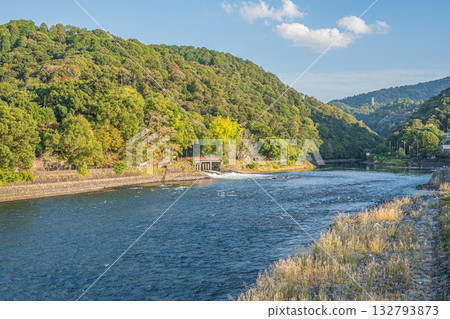 從朝霧橋眺望京都府宇治市宇治川景色 從朝霧橋眺望京都府宇治市宇治川景色 132793873