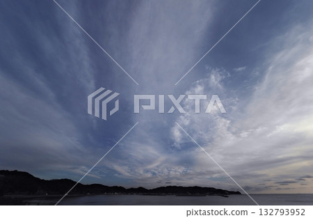 Evening sky with various clouds spreading radially, winter, ultra-wide angle, sky-focused, 240202pm Evening sky with various clouds spreading radially, winter, ultra-wide angle, sky-focused, 240202pm 132793952