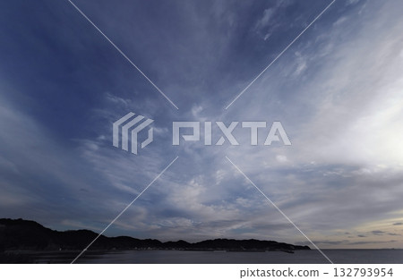 傍晚的天空，各種雲朵呈放射狀擴散，冬季，超廣角鏡頭，聚焦天空，下午2點20分20秒 132793954