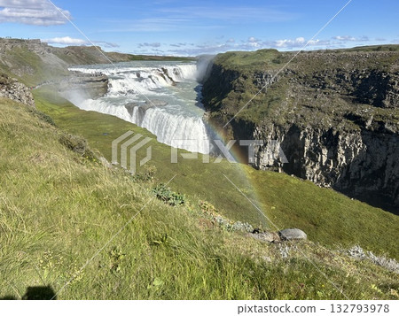 黃金瀑布（Gullfoss）是冰島南部的瀑布，前景中會出現一道美麗的彩虹。 132793978