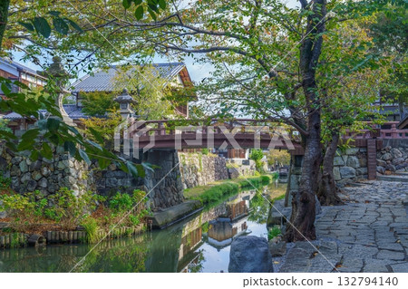 古老運河（八幡堀）的靜謐景象 132794140