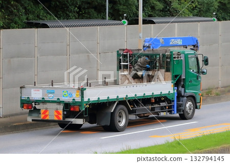 帶起重機的卡車（獨特的汽車）圖像 132794145
