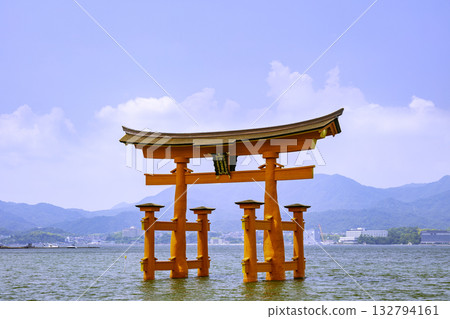 日本三大風景之一的嚴島神社大鳥居（廣島縣廿日市市宮島町） 132794161