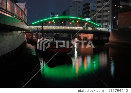 東京市中心神田川上的一座小橋 東京市中心神田川上的一座小橋 132794440