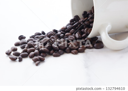 咖啡杯與烘焙咖啡豆 132794610