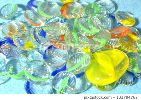 一張隨意擺放的彈珠照片（藍色背景） 132794762