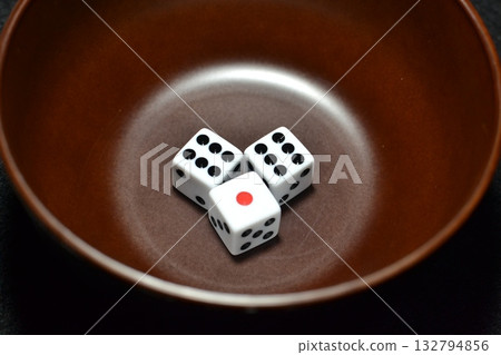 Chinchirorin: 1 Dice in a bowl 132794856