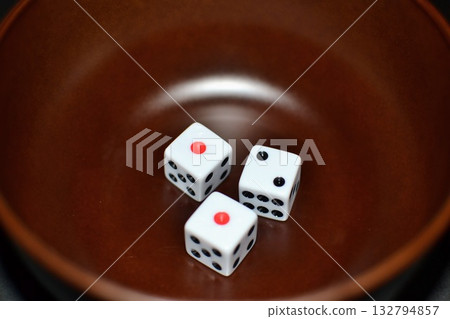 Chinchirorin: 2 dice in a bowl 132794857