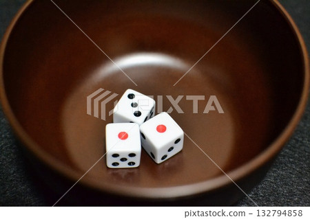 金奇羅林:碗裡放3顆骰子 金奇羅林:碗裡放3顆骰子 132794858