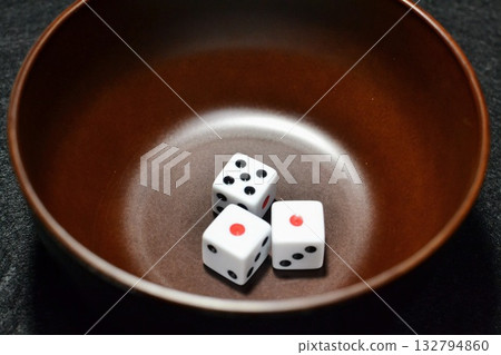 Chinchirorin: 5, dice in a bowl 132794860