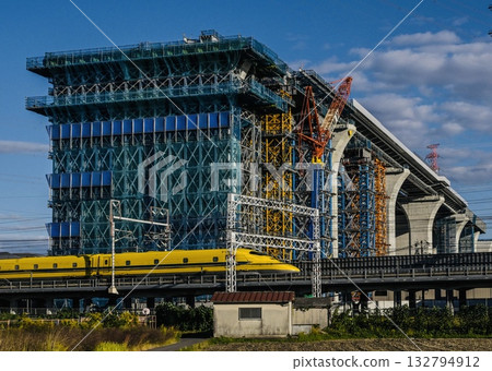 A view of the Shin-Meishin Expressway bridge construction site and Doctor Yellow in Takatsuki A view of the Shin-Meishin Expressway bridge construction site and Doctor Yellow in Takatsuki 132794912