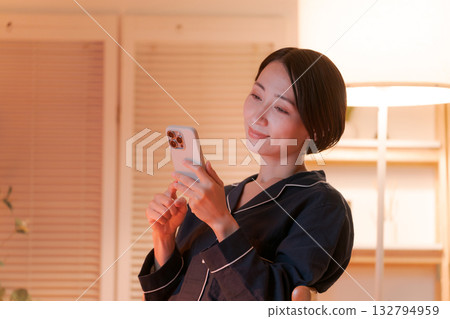 年輕女子在晚上看智能手機 年輕女子在晚上看智能手機 132794959