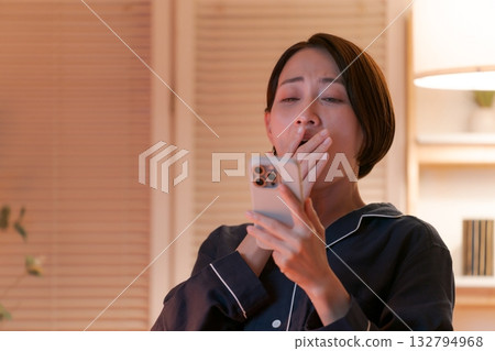年輕女子在晚上看智能手機 132794968