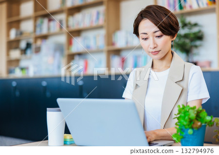 中年婦女在辦公室使用電腦 132794976