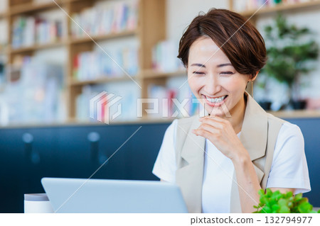 中年婦女在辦公室使用電腦 132794977