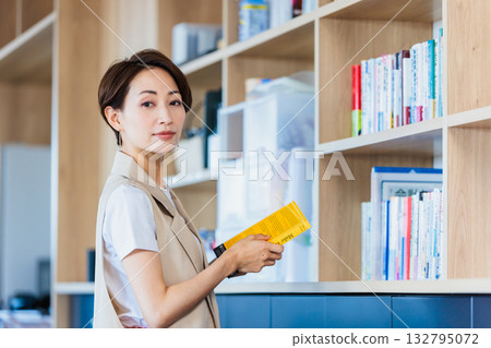 站在辦公室圖書館前的女商人 132795072