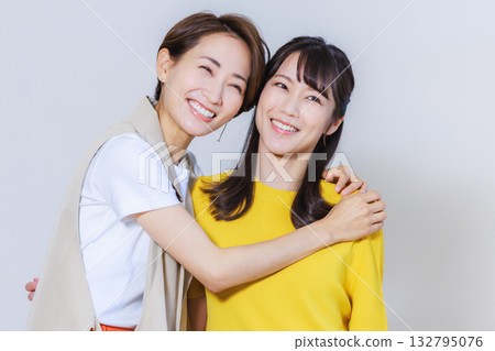 兩個親密的女人的肖像 132795076