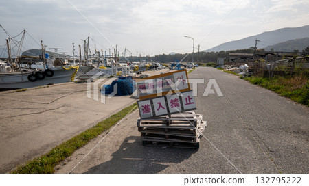 Fishing boats landed at the fishing port 132795222