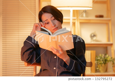 woman reading woman reading 132795272