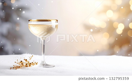 白色雪的霧面質感和鑲金邊香檳的閃耀 132795359