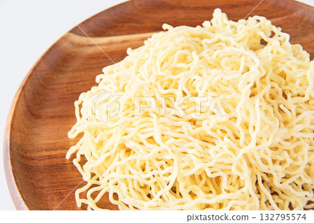 盛在盤子裡的細長捲曲的中國麵條 132795574