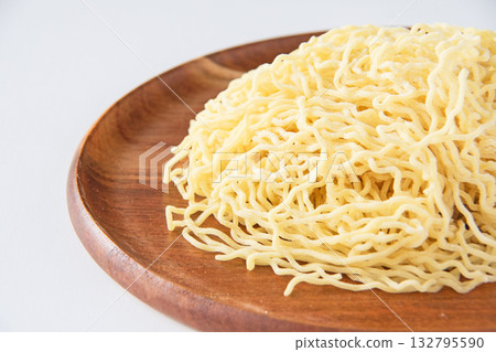盛在盤子裡的細長捲曲的中國麵條 132795590