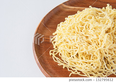 盛在盤子裡的細長捲曲的中國麵條 盛在盤子裡的細長捲曲的中國麵條 132795612