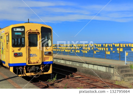 [長崎縣] 天氣晴朗的日本距離大海最近的大山東站和火車（島原鐵道） 132795664