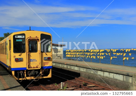 [長崎縣] 天氣晴朗的日本距離大海最近的大山東站和火車（島原鐵道） 132795665