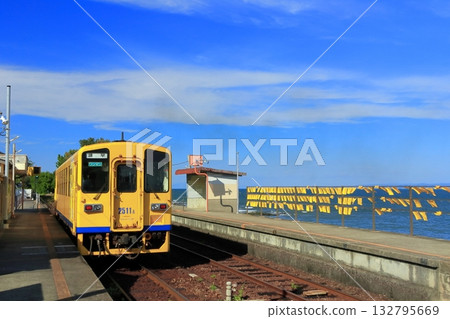 [Nagasaki Prefecture] Daisan-Higashi Station and train (Shimabara Railway), which is the closest to the sea in Japan with fine weather 132795669