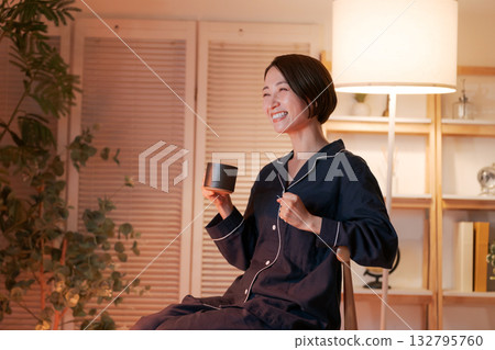 晚上看電視的年輕女子 132795760