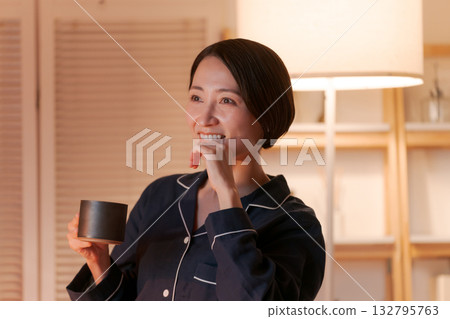 晚上看電視的女人 晚上看電視的女人 132795763