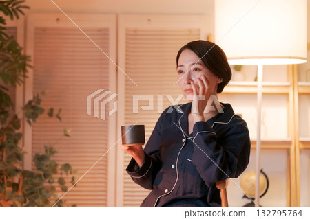 晚上看電視的女人 132795764