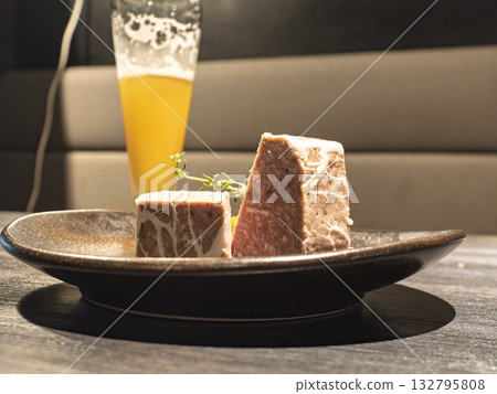 綿延的氣泡和晚間開胃菜 綿延的氣泡和晚間開胃菜 132795808