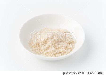Moshio seaweed salt in a plate on a white background 132795882