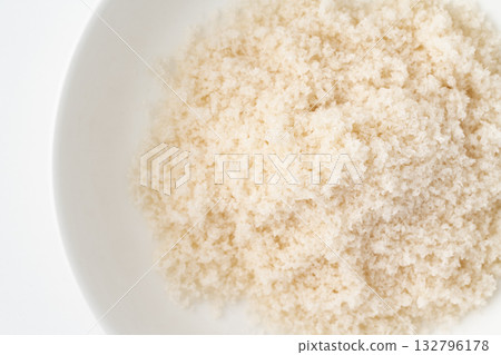 盤子裡的海藻鹽特寫 132796178