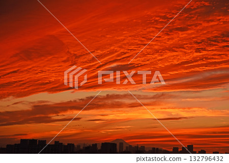 染紅的晚空 132796432