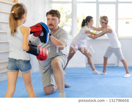 Father and daughter training boxing in studio 132796608