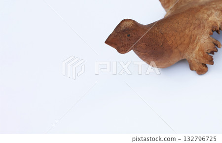 A small bird figurine that makes use of the shape of tree roots A small bird figurine that makes use of the shape of tree roots 132796725