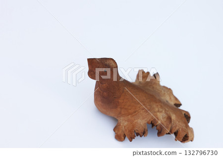 A small bird figurine that makes use of the shape of tree roots A small bird figurine that makes use of the shape of tree roots 132796730