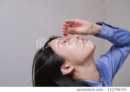 特寫鏡頭：一位女士正在滴眼藥水 132796741